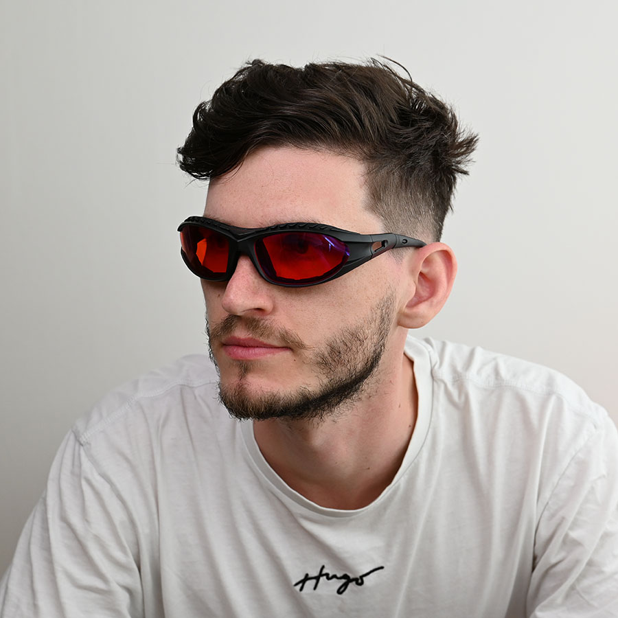 Stilvolle Brille gegen rotes Licht
